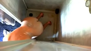 Scopata ed a. da un mostro trasparente nella doccia di casa